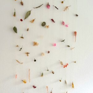 Mobile en fleurs séchées